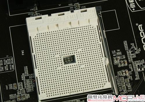 依次是Socket AM2、AM2+、AM3、AM3+、FM1接口。一路走来，AMD处理器接口看起来变化是小的，除了自成一派的FM1，就外观看，较难分清它们。事实上，这也是AMD努力保证产品前后兼容性的佐证。不过，新的APU系列将开启Socket FM系列接口的新时代，和Socket AM系列接口分道扬镳了。