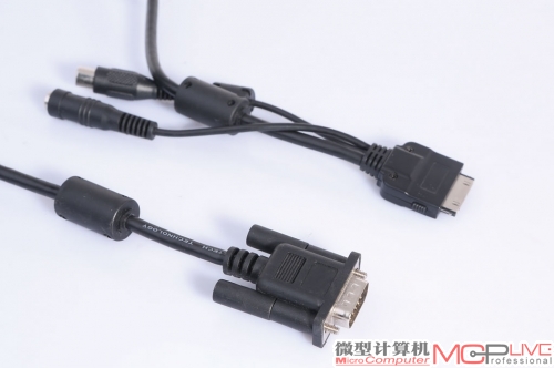 主要的视频和音频接口通过CEA接口转换接入，USB Display和SD卡插槽也可以用来播放视频，还支持Office文件的直接播放。