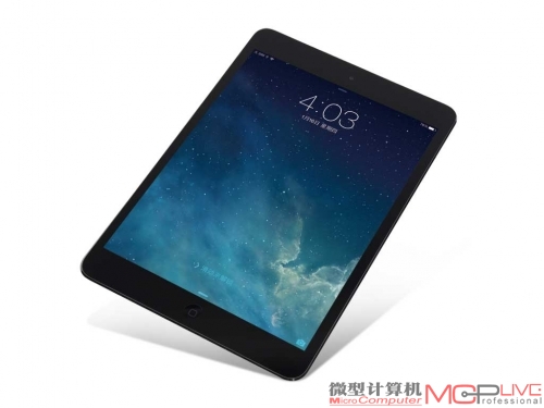 相比大家更偏爱的白色，黑色版本的Retina iPad mini少了一些时尚、清新，多了一分大气与稳重。其整体外观与前代产品一样基本没有变化，依旧是一体化机身配合圆弧形边角的切割工艺。正面则采用了我们熟悉的窄边框设计，看上去相当有科技感。顶部配备了一颗120 万像素的前置摄像头以及光线感应器，底部则是苹果标志性的Home键。与大多数苹果产品一样，Retina iPad mini在机身边框上包裹了一层银边设计，在灯光下会有一定的反光效果，看上去更有档次。黑色版本的后盖采用了深灰色的铝合金材质，质感不俗但比较