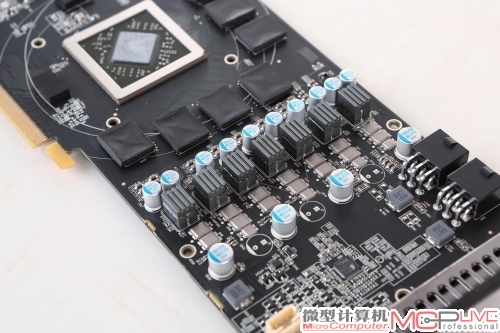 STRIX R9 390X采用了6+2+2相供电设计，其中核心供电和显存左上方的辅助供电都使用了合金电感加DrMOS的高品质料件组合。